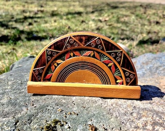 Servilletero soviético antiguo de madera con marquetería de paja de colores, arte etnofolclórico.