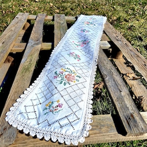 Bordlöpare med korsstygn och blommönster, lång handbroderad spetshalsduk, 112 cm
