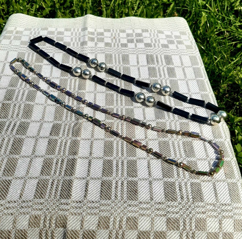Puede incluir: Un juego de tres tazas de cer&aacute;mica con un acabado mate moteado. Cada taza presenta un color diferente: azul claro, crema y gris. Las tazas tienen un dise&ntilde;o simple y moderno y un asa c&oacute;moda.