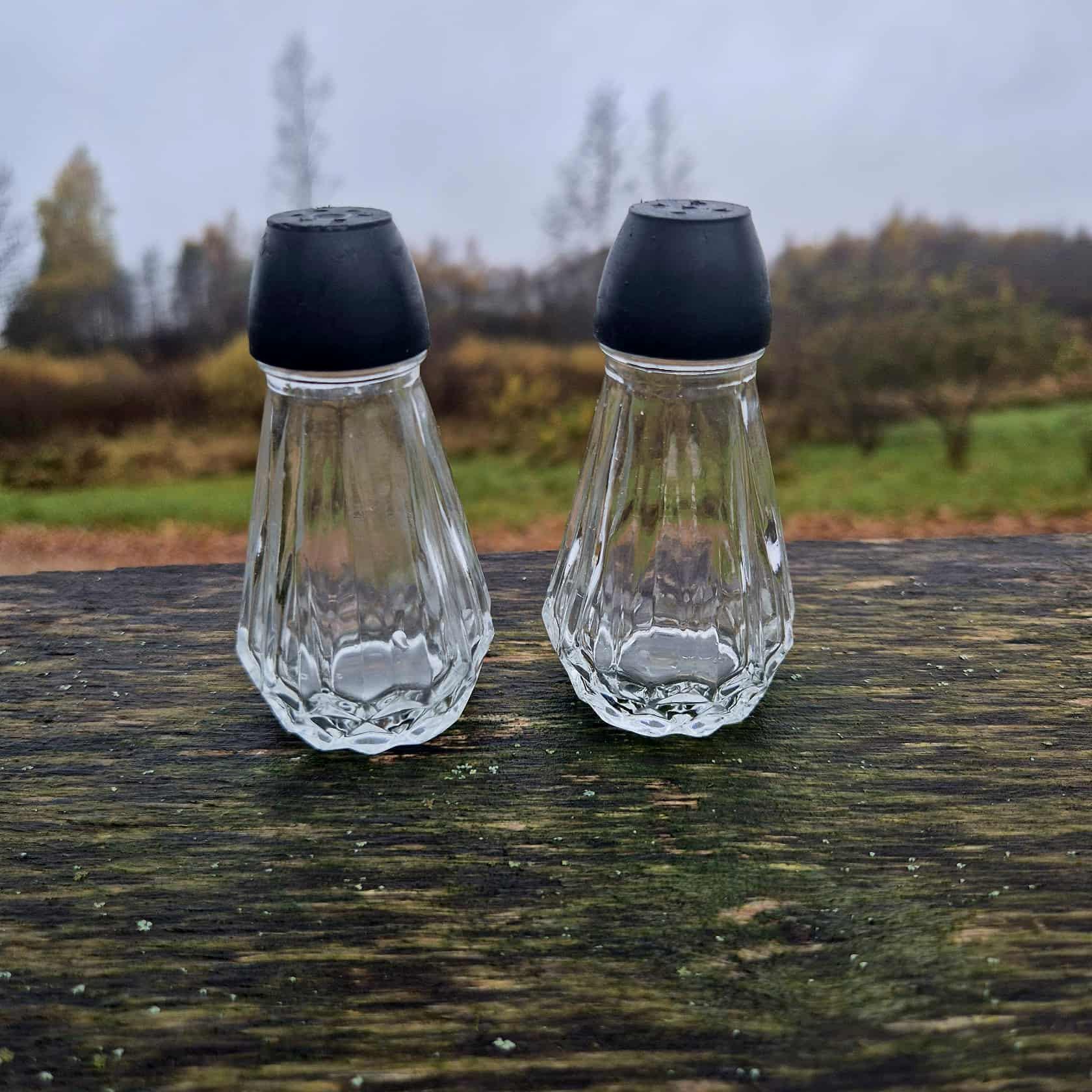 Vintage französische Salz- und Pfefferstreuer, Glasstreuer-Set, Frankreich-Geschirr