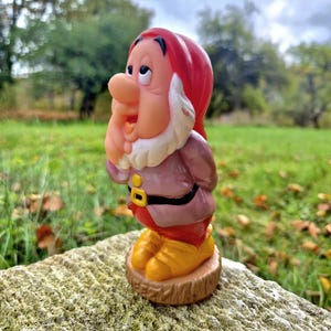 Vintage Sneezy Dwerg rubberen piepfiguurtje Sneeuwwitje retro decoratie