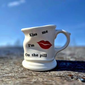 Gerimpelde mok, vintage theekop, gemaakt in Thaiwan, grappige mok met lippen