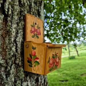 Vintage saltlåda i trä, handmålad blommig folkkonst, rustik köksinredning