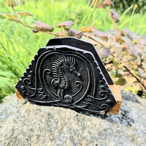 Porta-guardanapos vintage de ferro fundido e madeira com relevo de cavalo-marinho, decoração náutica rústica rara, porta-guardanapos vintage rústico, porta-correspondências