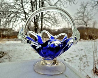 Cestino vintage in vetro artistico blu cobalto con bordo traforato e manico trasparente