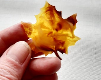 Plastic maple leaf brooch, plastic jewelry, retro brooch, plastic maple pin