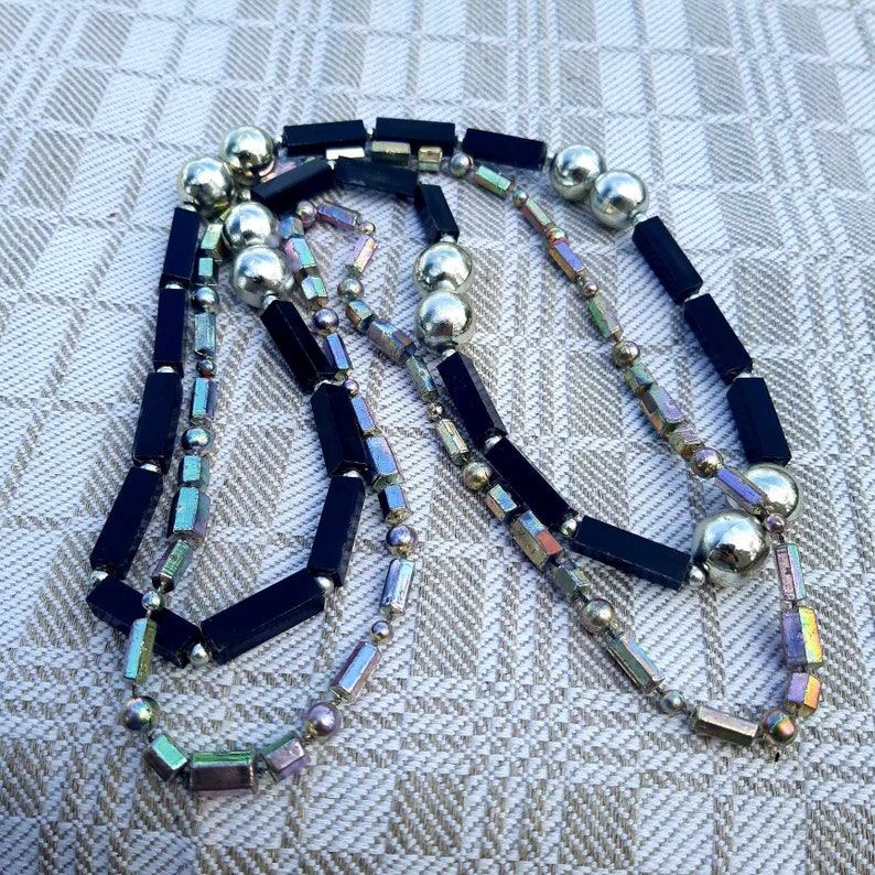 Conjunto de 2 collares de plástico, negro con collar plateado, sin cierre. imagen 8