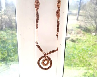 Collar de flores de cobre hecho a mano, colgante largo bohemio, joyería artesanal vintage.