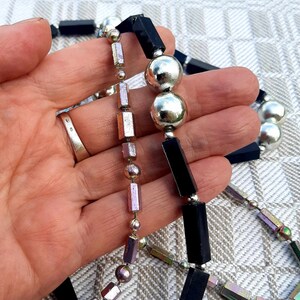 Conjunto de 2 collares de plástico, negro con collar plateado, sin cierre. imagen 7