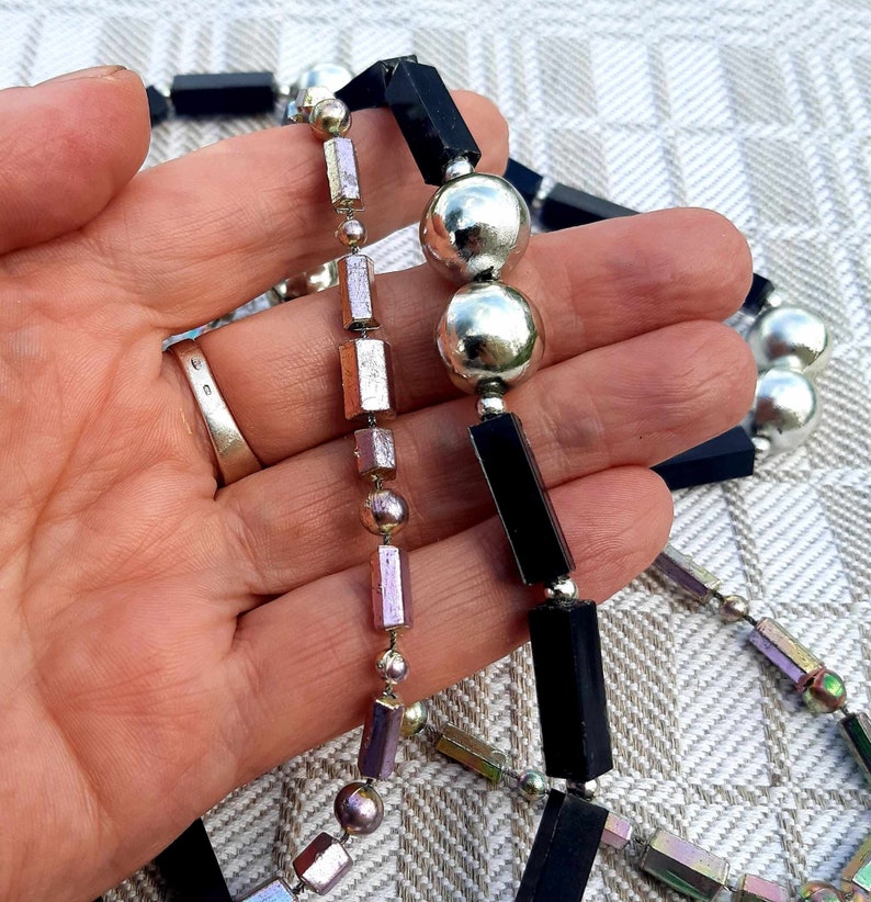 Conjunto de 2 collares de plástico, negro con collar plateado, sin cierre. imagen 7