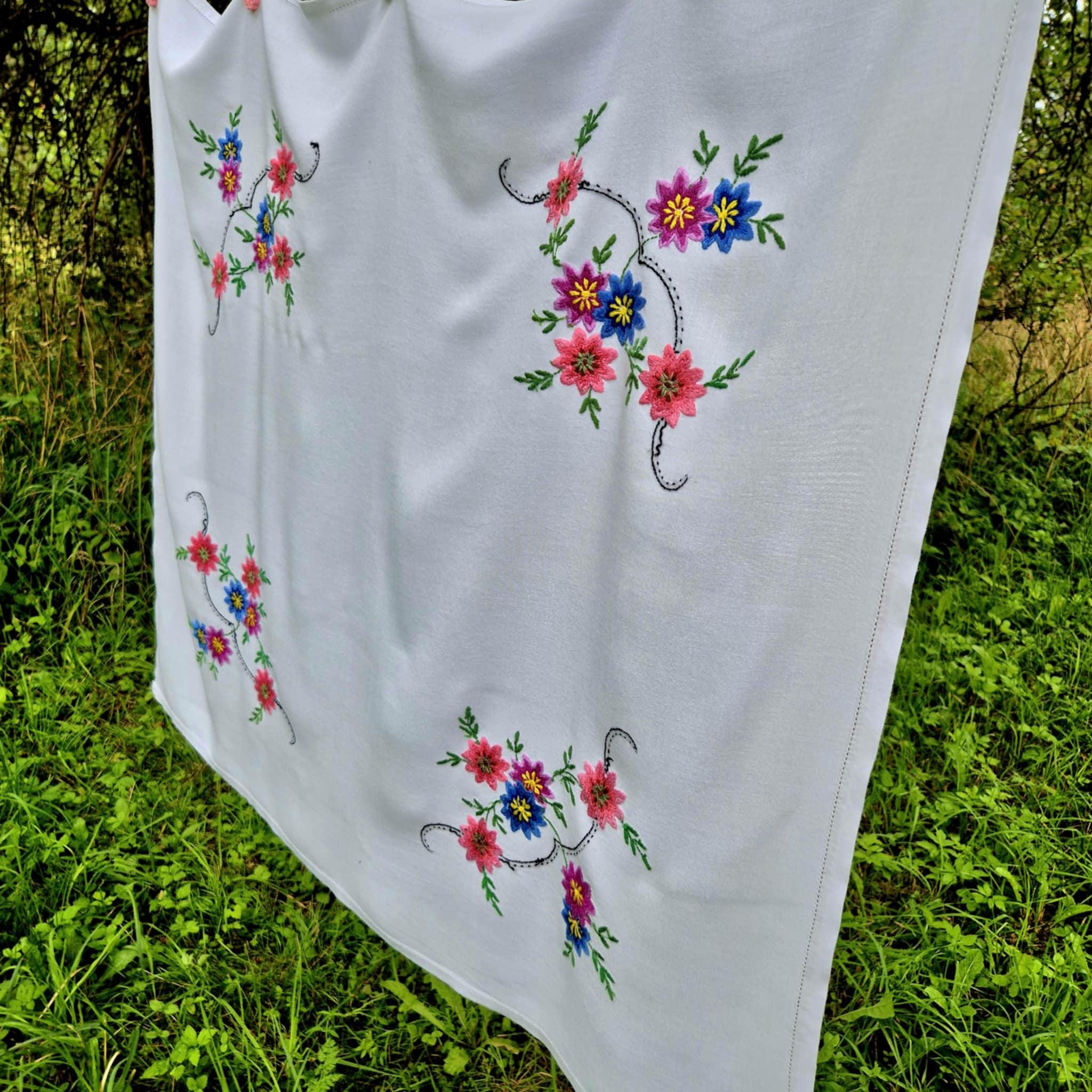 ヴィンテージ手刺繍花柄テーブルクロス、コテージコアリネン（88 x 76