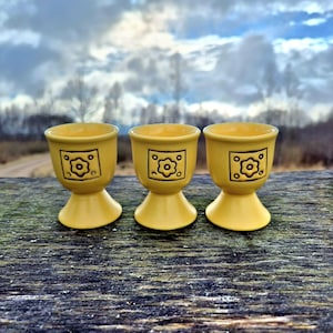Vintage Aurora Äggkoppar i Stengods, Set med 3 Senapsgula Retro Shotglas