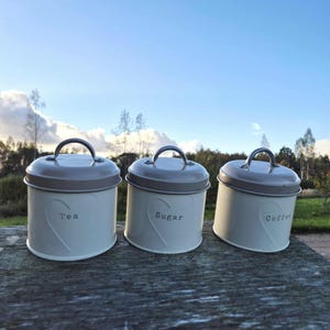 Vintage crèmekleurige metalen busset, rustiek boerderijkeukendecor