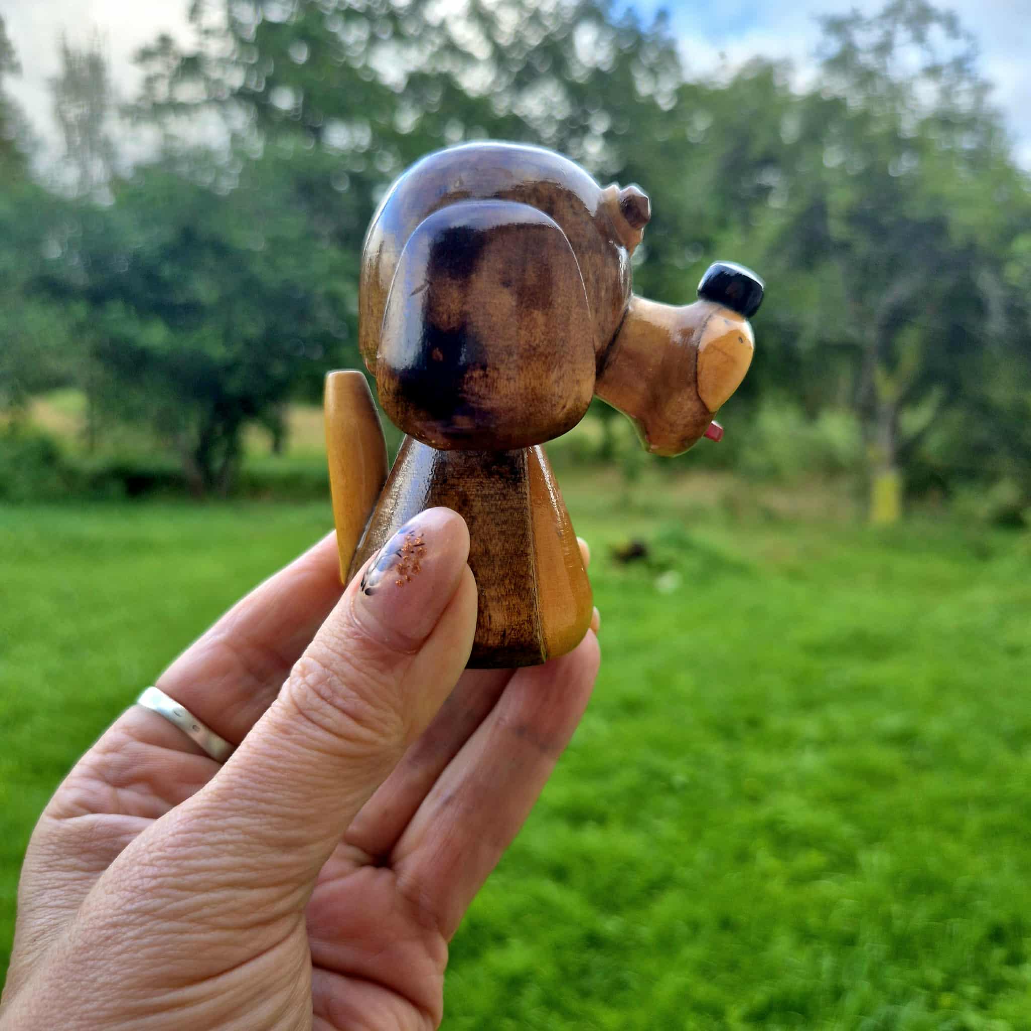 ヴィンテージ木製犬の置物、手彫り、漆塗り、8.5 cm - Etsy 日本
