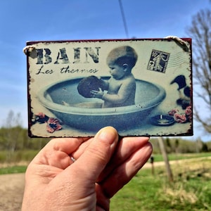 Insegna da bagno vintage francese, "Bain Les Thermes", bambino nel lavandino, decorazione da parete in metallo shabby chic, realizzata nelle Filippine, inizio anni 2000 circa.