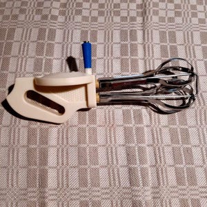 Manual mechanical Beater/Mixer, egg beater, Kitchen Gadget, vintage mixer