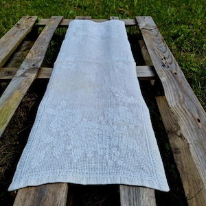 Hand-embroidered white table runner with floral motif, 100x34 cm