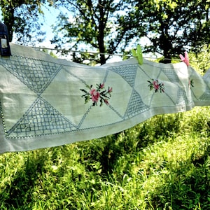 Vintage embroidered linen table runner with pink roses and drawn threadwork, 125 cm