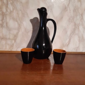 Set di liquori in ceramica vintage per due, una brocca con tappo di sughero e 2 bicchieri, una caraffa per vino nero e bicchierini da shot