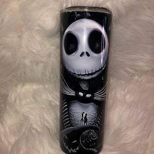 K&ouml;nnte beinhalten: Ein schwarz-wei&szlig;er Edelstahlbecher mit einem Motiv von Jack Skellington aus dem Film Nightmare Before Christmas. Das Motiv zeigt Jack Skellingtons Gesicht und K&ouml;rper, im Hintergrund eine Silhouette von Jack und Sally.