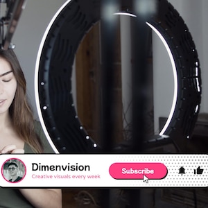 Może przedstawiać: Biała prostokątna nakładka z tekstem Dimenvision oraz Creative visuals every week, okrągłą ikoną profilu, różowym przyciskiem Subscribe z kursorem oraz ikonami powiadomień i polubień, umieszczona na tle sceny produkcji wideo.