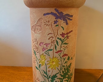 Vase de arcilla hecho a mano