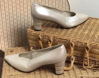 Stuart Weizmann- Ivory Pumps w/Gold Accent Heels