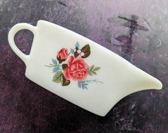 Vintage JAJ Pyrex gravy boat sauce Jug in Cottage Rose pattern.