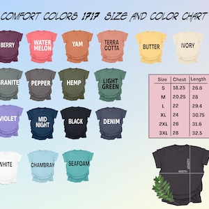 K&ouml;nnte beinhalten: Ein Farbchart f&uuml;r Comfort Colors 1717 T-Shirts, der 18 verschiedene Farben zeigt, darunter Beere, Wassermelone, Yam, Terrakotta, Butter, Elfenbein, Granit, Pfeffer, Hanf, Hellgr&uuml;n, Violett, Mitternachtsblau, Schwarz, Denim, Wei&szlig;, Chambray, Schaum, und eine Gr&ouml;&szlig;entabelle mit Brust- und L&auml;ngenma&szlig;en in Zoll.