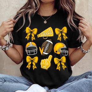 Camiseta personalizada de fútbol americano con lazo, camiseta de mamá animadora de fútbol americano, camiseta de mascota de animadora Coquette, camiseta con nombre de mascota escolar, mamá animadora imagen 8