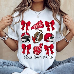 Camiseta personalizada de fútbol americano con lazo, camiseta de mamá animadora de fútbol americano, camiseta de mascota de animadora Coquette, camiseta con nombre de mascota escolar, mamá animadora imagen 1