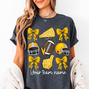 Camiseta personalizada de fútbol americano con lazo, camiseta de mamá animadora de fútbol americano, camiseta de mascota de animadora Coquette, camiseta con nombre de mascota escolar, mamá animadora imagen 4
