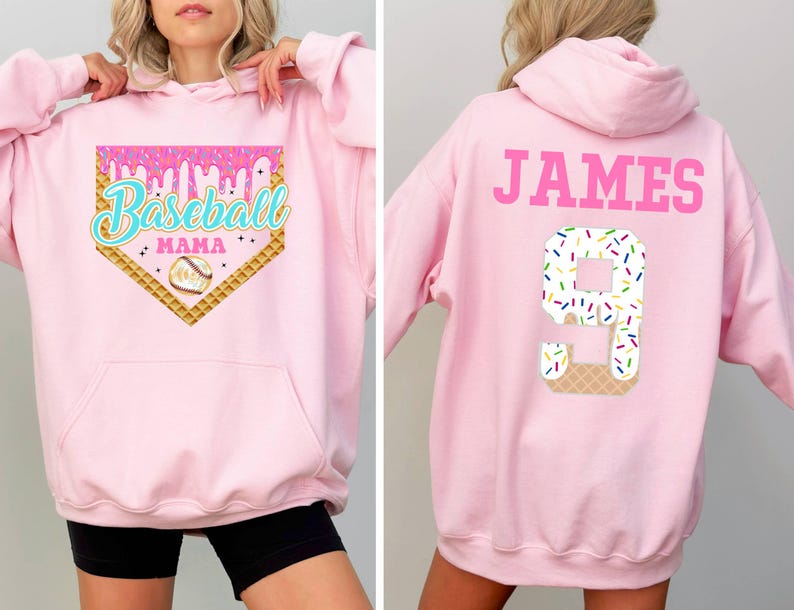K&ouml;nnte beinhalten: Rosaer Hoodie mit Baseball-Motiv mit dem Text "Baseball Mama" auf der Vorderseite und ein rosaer Hoodie mit dem Text "JAMES" und der Nummer "9" auf der R&uuml;ckseite.