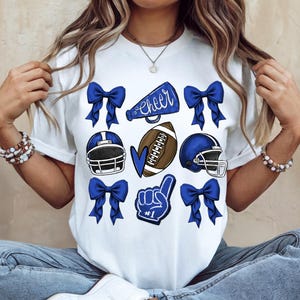 Camiseta personalizada de fútbol americano con lazo, camiseta de mamá animadora de fútbol americano, camiseta de mascota de animadora Coquette, camiseta con nombre de mascota escolar, mamá animadora imagen 3