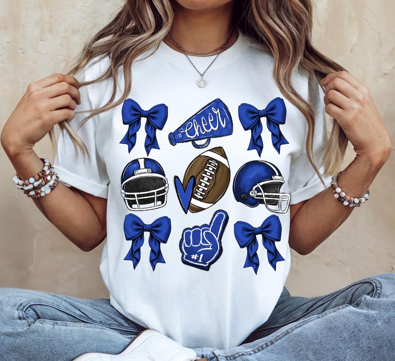 Camiseta personalizada de fútbol americano con lazo, camiseta de mamá animadora de fútbol americano, camiseta de mascota de animadora Coquette, camiseta con nombre de mascota escolar, mamá animadora imagen 3