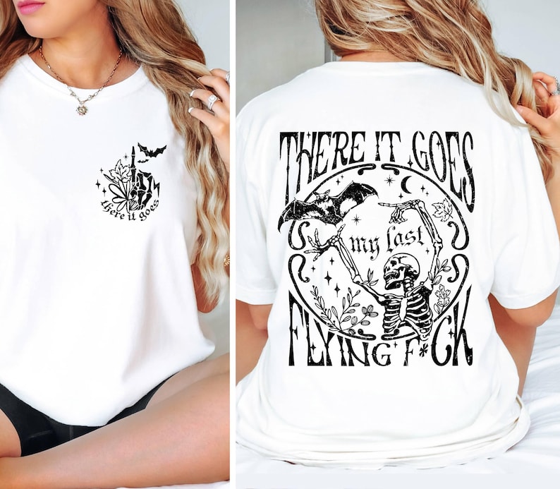 K&ouml;nnte beinhalten: Wei&szlig;es T-Shirt mit einem schwarzen grafischen Aufdruck eines Skeletts, das eine Fledermaus h&auml;lt, und dem Text "There it goes my last flying f*ck".