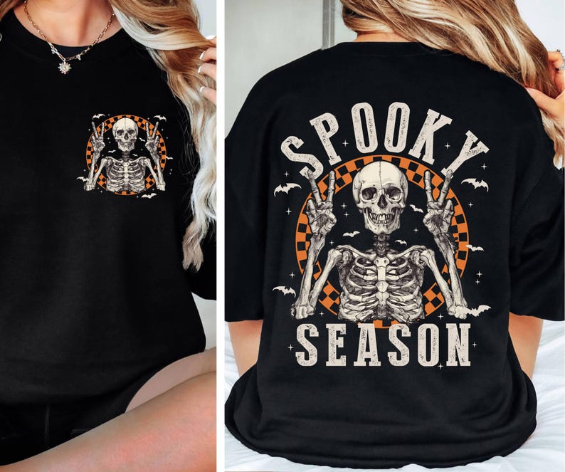 Puede incluir: Camiseta negra con un gr&aacute;fico de esqueleto y el texto "Spooky Season" en la espalda. El esqueleto est&aacute; sosteniendo dos signos de paz y est&aacute; rodeado de murci&eacute;lagos.