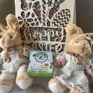 Bolsa de regalo con conejitos de Pascua, tarjeta y flores silvestres