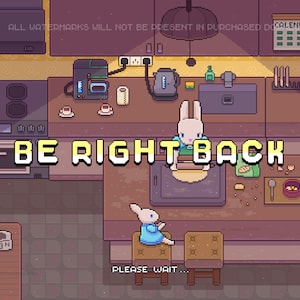 Könnte beinhalten: Eine Pixel-Art-Küchenszene mit zwei weißen Kaninchen, eines steht an der Theke und eines sitzt auf einem Hocker. Der Text BE RIGHT BACK ist in weißen Blockbuchstaben zentriert, darunter steht PLEASE WAIT. Die Küche enthält einen Herd und Pflanzen.