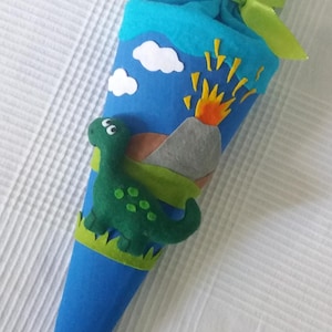 Könnte beinhalten: Ein Satz von drei Keramik-Nisttöpfen in Blau-, Grün- und Weißtönen. Die Schalen haben eine gesprenkelte Glasur und ein schlichtes, modernes Design. Die größte Schüssel hat einen Durchmesser von etwa 18 cm.