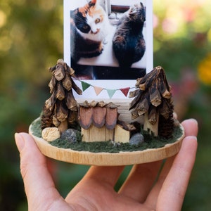 Porte photo Polaroid miniature de cabane dans la forêt, présentoir Instax cottagecore mignon, décoration d'étagère fantastique, cadeau de bureau pour amoureux de la nature