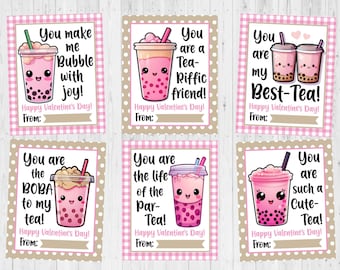 Könnte beinhalten: Sechs rosa und braune Valentinstag-Geschenk-Etiketten mit Zeichnungen von Bubble-Tea-Bechern mit verschiedenen Botschaften. Die Botschaften lauten: "Du machst mich glücklich!" "Du bist ein super Freund!" "Du bist mein bester Tee!" "Du bist die Boba zu meinem Tee!" "Du bist das Leben der Tee-Party!" und "Du bist so süß!"