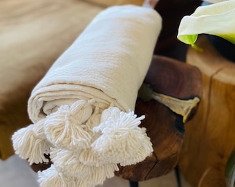 Cuadros blancos con pompones de algodón, manta marroquí blanca, colcha boho tejida a mano