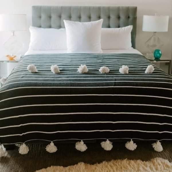 Plaid rayé Vert Forêt et Blanc à pompons en coton, couverture marocaine, dessus de lit bohème, couvre lit tout doux