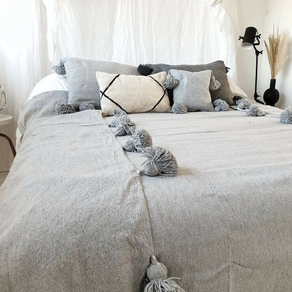 Plaid Gris Clair à pompons en coton, couverture grise coton, dessus de lit bohème tout doux