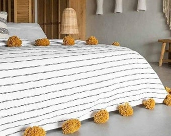 Plaid rayé Blanc et Gris à pompons Moutarde, couverture marocaine coton, dessus de lit bohème, couvre lit à pompons jaune