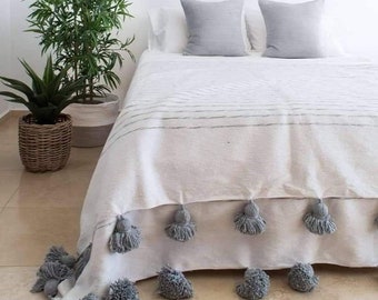 Plaid rayé Blanc et Gris à pompons Gris, couverture marocaine coton, dessus de lit bohème, couvre lit tout doux