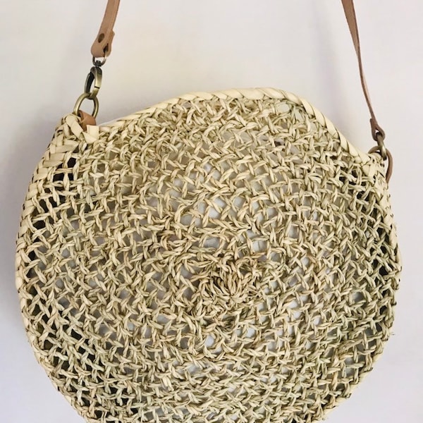 Sac rond en paille et cuir à porter en bandoulière, panier paille, palmier tressé, esprit bohème, caba boho