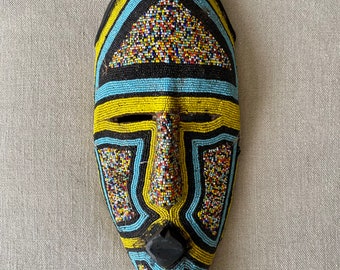 Grand masque africain en perles multicolore, Art tribal déco, art ethnique africain