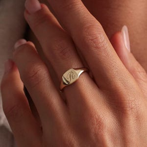 Personalisierter Initialenring, Siegelring aus Gold oder 925er Silber, gravierter Schmuck, minimalistischer Ring, Siegelring für Damen, Geschenk für sie